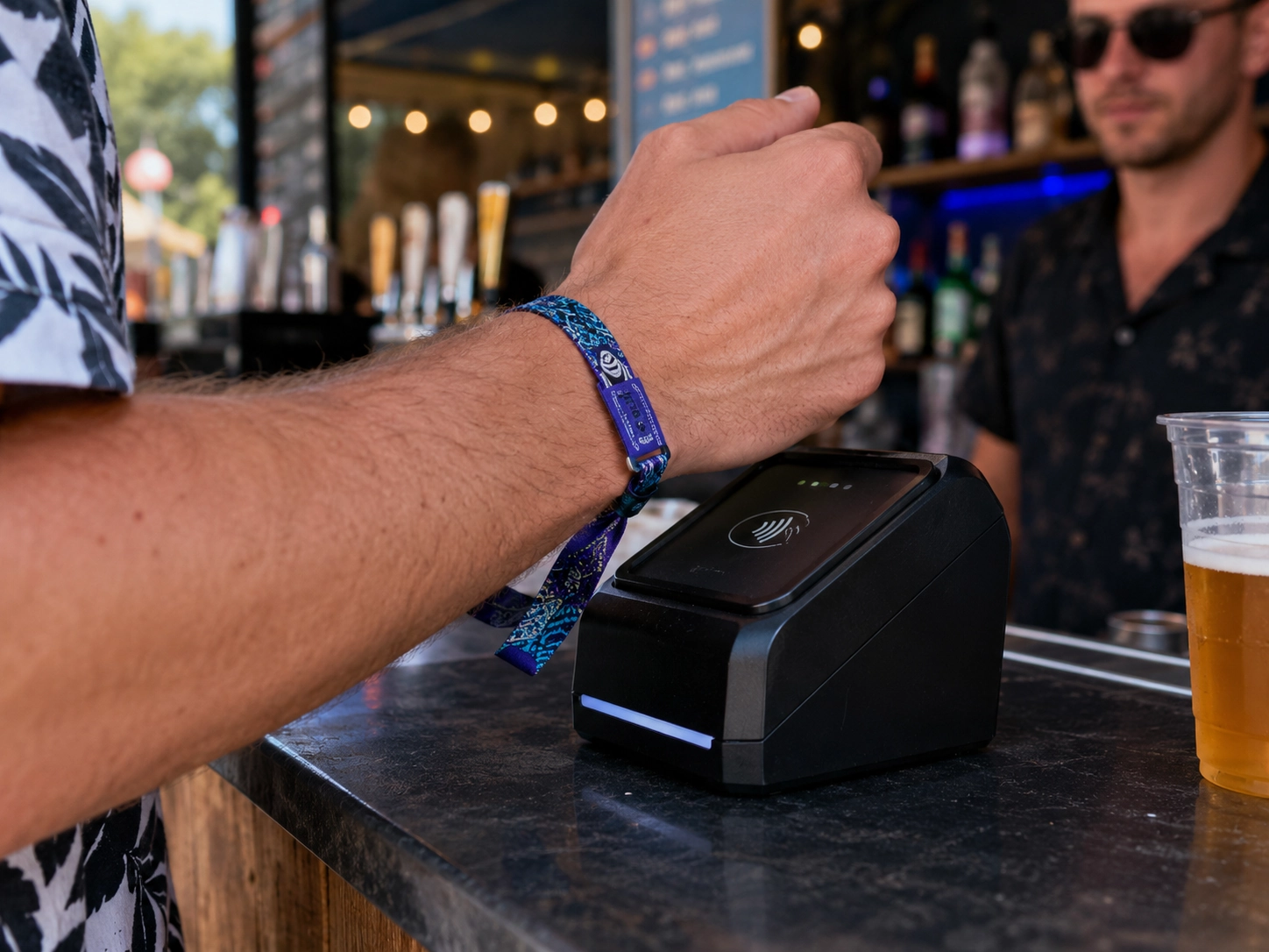 Bracelets RFID pour mariages et festivals : quand une puce sur le poignet gag...